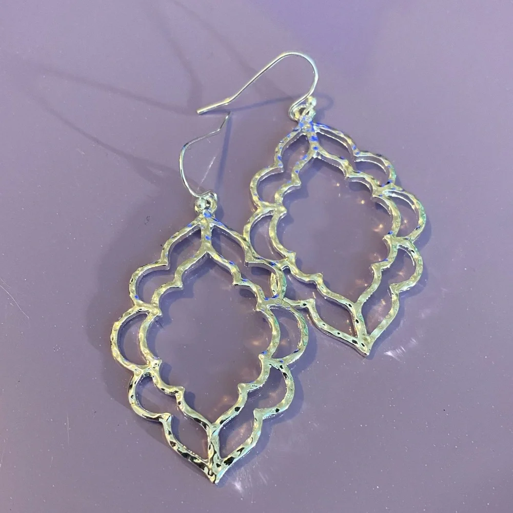NEW!๐๐GORGEOUS! DROP EARRINGS!๐๐MOROCCAN INSPIRED DESIGN! SILVER TONE! LOVE! - Picture 5 of 6